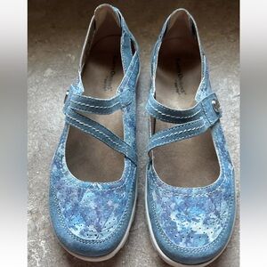 Earth Origins Blue Floral Mary Jane Flats. Size 9 1/2